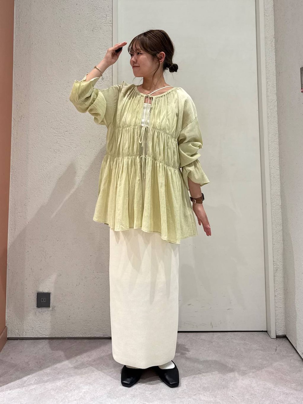 「女子ウケ、ガーリー、ローリーズスタイル_LOWRYS FARM、着痩せ、LOWRYS FARM、淡色コーデ、新作、着痩せ・細見え、きれいめカジュアル」｜「LOWRYS FARMのヨウリュウシャーリングブラウスＬＳ 106514（シャツ/ブラウス、イエロー系）」を使った、ことさん（レディース・155cm）の春コーディネートの1枚目の写真