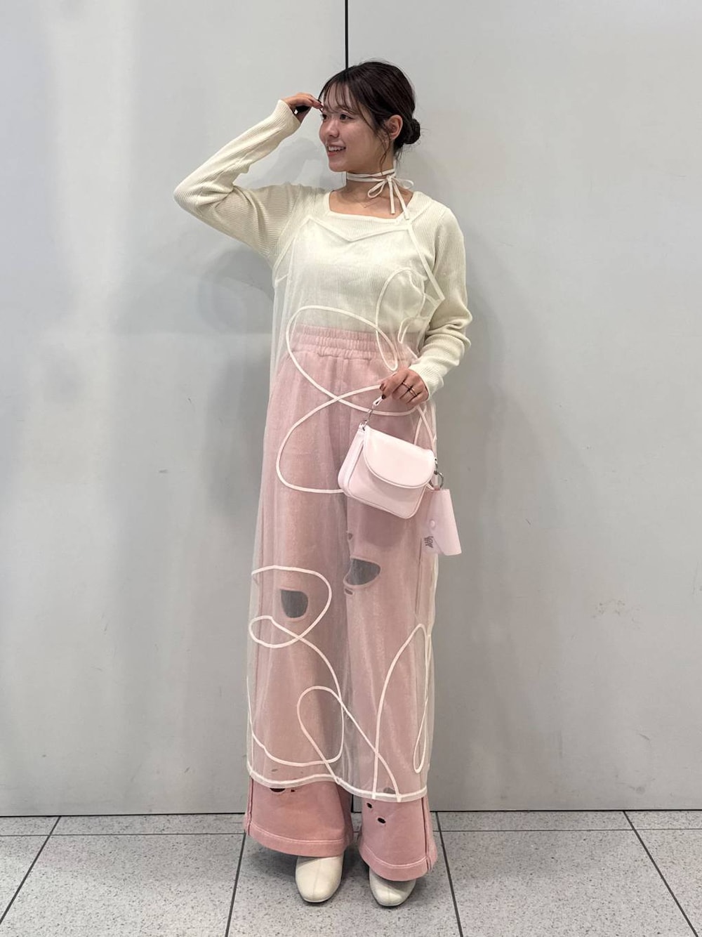 「女子ウケ、着痩せ・細見え、ガーリー、ローリーズスタイル_LOWRYS FARM、LOWRYS FARM、カラーパンツ、春コーデ、冬コーデ、春色、新作」｜「LOWRYS FARMのストレッチヒールブーツ　140507（ブーツ、ホワイト系）」を使った、ことさん（レディース・155cm）の冬コーディネートの1枚目の写真