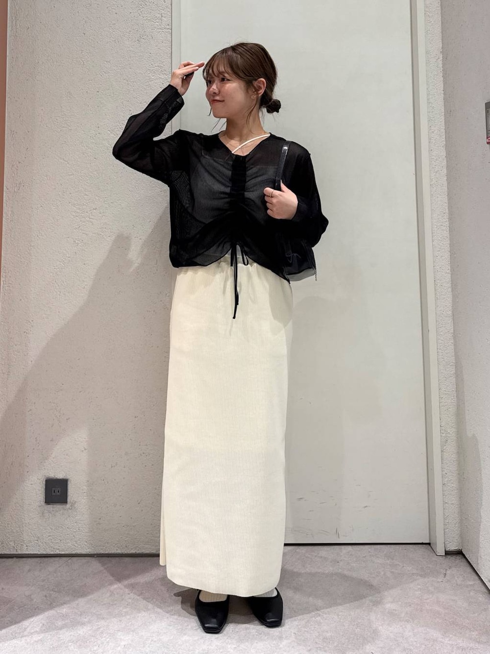 「女子ウケ、着痩せ・細見え、ガーリー、ローリーズスタイル_LOWRYS FARM、着痩せ、LOWRYS FARM、淡色コーデ、新作、きれいめカジュアル」｜「LOWRYS FARMのカットリブタイトスカート　103920（スカート、ホワイト系）」を使った、ことさん（レディース・155cm）の春コーディネートの1枚目の写真