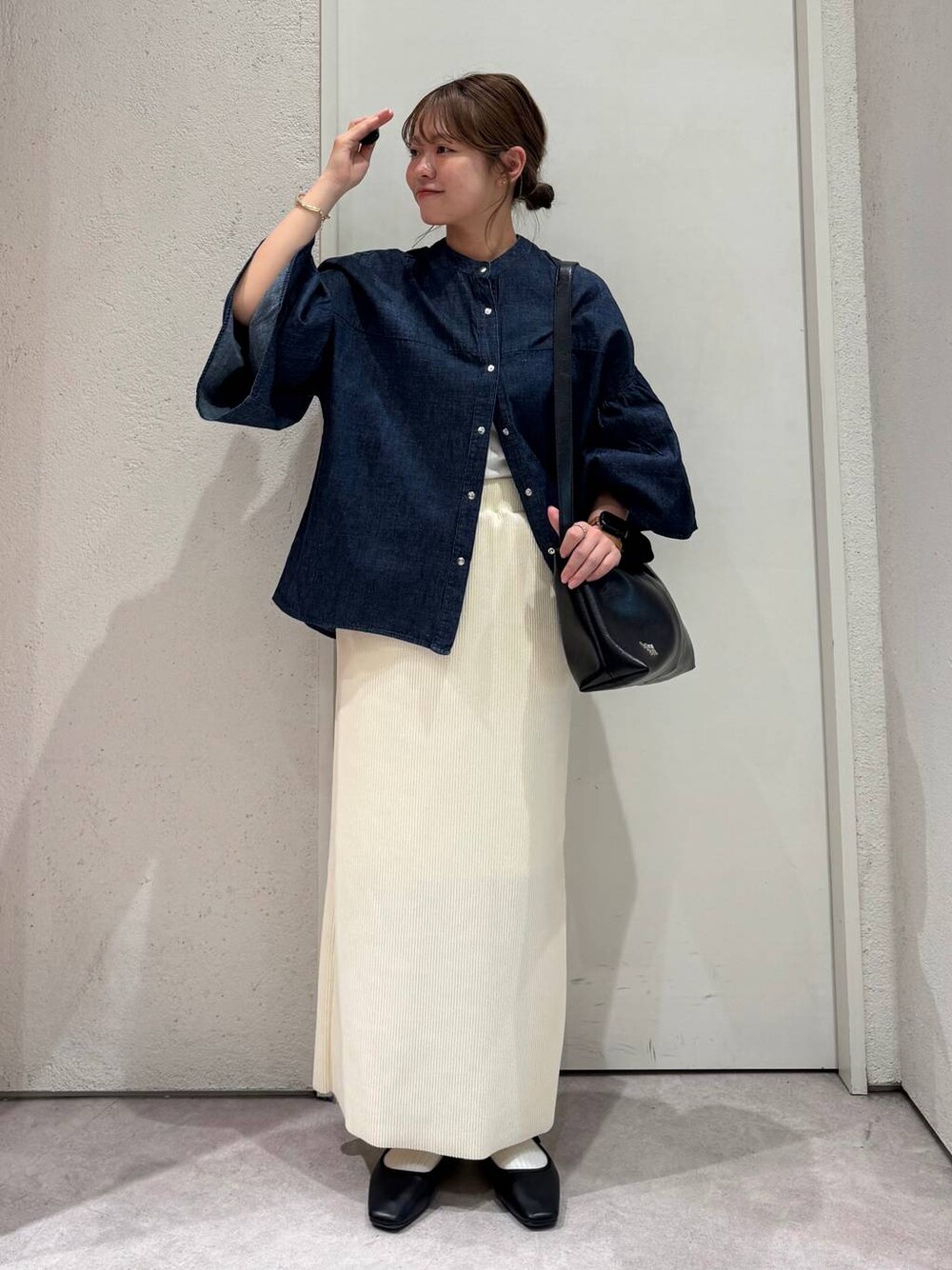 「女子ウケ、着痩せ・細見え、ガーリー、ローリーズスタイル_LOWRYS FARM、着痩せ、LOWRYS FARM、淡色コーデ、新作、きれいめカジュアル」｜「LOWRYS FARMのカットリブタイトスカート　103920（スカート、ブラック系）」を使った、ことさん（レディース・155cm）の春コーディネートの1枚目の写真