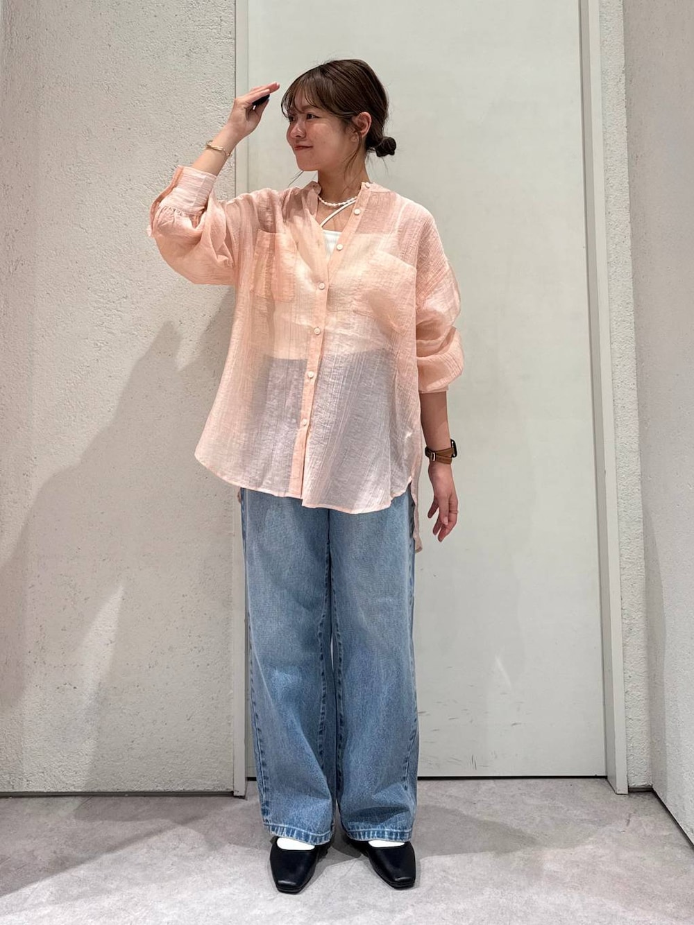 「女子ウケ、着痩せ・細見え、ガーリー、ローリーズスタイル_LOWRYS FARM、着痩せ、LOWRYS FARM、淡色コーデ、新作、きれいめカジュアル」｜「LOWRYS FARMのベルトフラットシューズ 283805（バレエシューズ、ブラック系）」を使った、ことさん（レディース・155cm）の春コーディネートの1枚目の写真