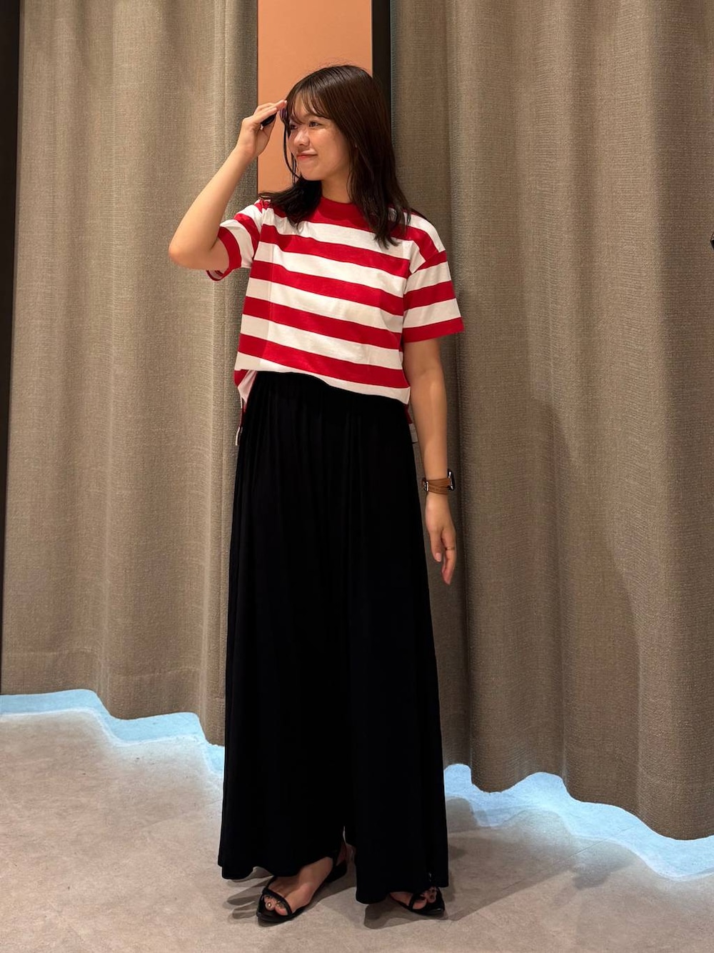 「女子ウケ、着痩せ・細見え、ガーリー、ローリーズスタイル_LOWRYS FARM、着痩せ、LOWRYS FARM、淡色コーデ、新作、きれいめカジュアル」｜「LOWRYS FARMのポインテッドナローサンダル  287486（サンダル、ブラック系）」を使った、ことさん（レディース・155cm）の夏コーディネートの1枚目の写真