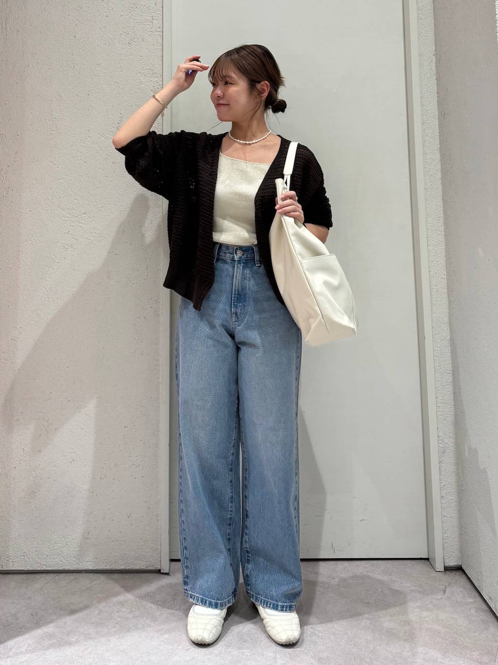 「女子ウケ、着痩せ・細見え、ガーリー、ローリーズスタイル_LOWRYS FARM、着痩せ、新作、LOWRYS FARM、淡色コーデ、きれいめカジュアル」｜「LOWRYS FARMのヤワラカルイ５ポケトートＢＡＧ　 284072（トートバッグ、ホワイト系）」を使った、ことさん（レディース・155cm）の春コーディネートの1枚目の写真