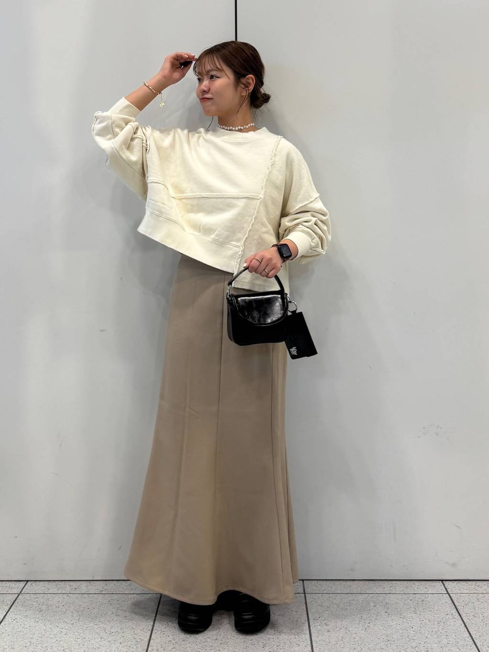 「女子ウケ、着痩せ・細見え、ガーリー、ローリーズスタイル_LOWRYS FARM、着痩せ、LOWRYS FARM、淡色コーデ、新作、きれいめカジュアル」｜「GLOBAL WORKのエアかる厚底ローファー/136031（ローファー、ブラック系）」を使った、ことさん（レディース・155cm）の冬コーディネートの1枚目の写真