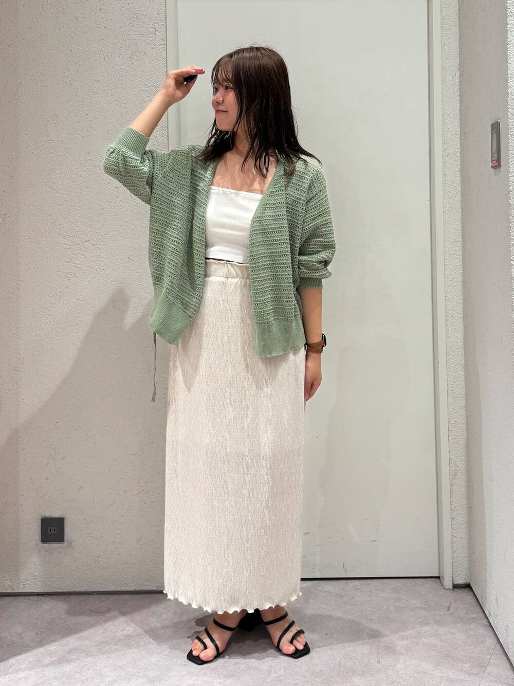 「女子ウケ、着痩せ・細見え、ガーリー、ローリーズスタイル_LOWRYS FARM、着痩せ、LOWRYS FARM、淡色コーデ、新作、きれいめカジュアル」｜「LOWRYS FARMのラインヒールサンダル　 323356（サンダル、ブラック系）」を使った、ことさん（レディース・155cm）の春コーディネートの1枚目の写真
