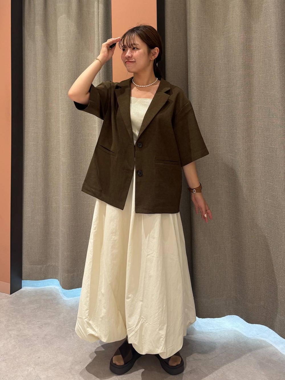 「女子ウケ、着痩せ・細見え、ガーリー、ローリーズスタイル_LOWRYS FARM、着痩せ、LOWRYS FARM、淡色コーデ、新作、きれいめカジュアル」｜「LOWRYS FARMのホップサックジャケットＳＳ253196（テーラードジャケット、ブラウン系）」を使った、ことさん（レディース・155cm）の夏コーディネートの1枚目の写真