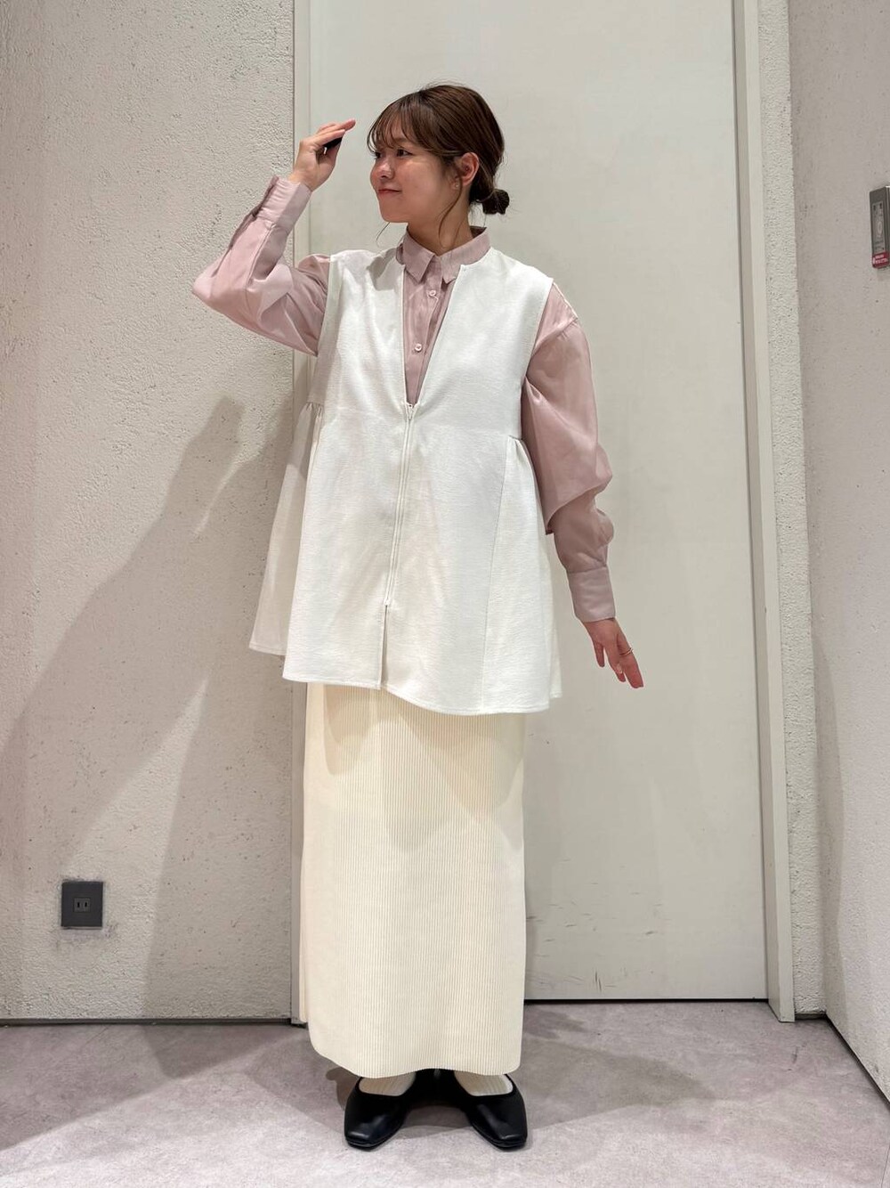 「淡色コーデ、新作、きれいめカジュアル、女子ウケ、着痩せ・細見え、ガーリー、ローリーズスタイル_LOWRYS FARM、着痩せ、LOWRYS FARM」｜「LOWRYS FARMのダブルバンドパフスニーカー 287447（スニーカー、ブラック系）」を使った、ことさん（レディース・155cm）の春コーディネートの1枚目の写真