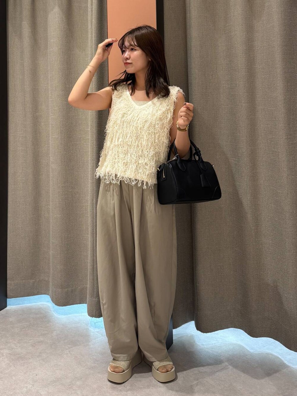「女子ウケ、着痩せ・細見え、ガーリー、ローリーズスタイル_LOWRYS FARM、着痩せ、LOWRYS FARM、淡色コーデ、新作、きれいめカジュアル」｜「LOWRYS FARMのイージーワイドカーブパンツ 327286（その他パンツ、ベージュ系）」を使った、ことさん（レディース・155cm）の夏コーディネートの1枚目の写真