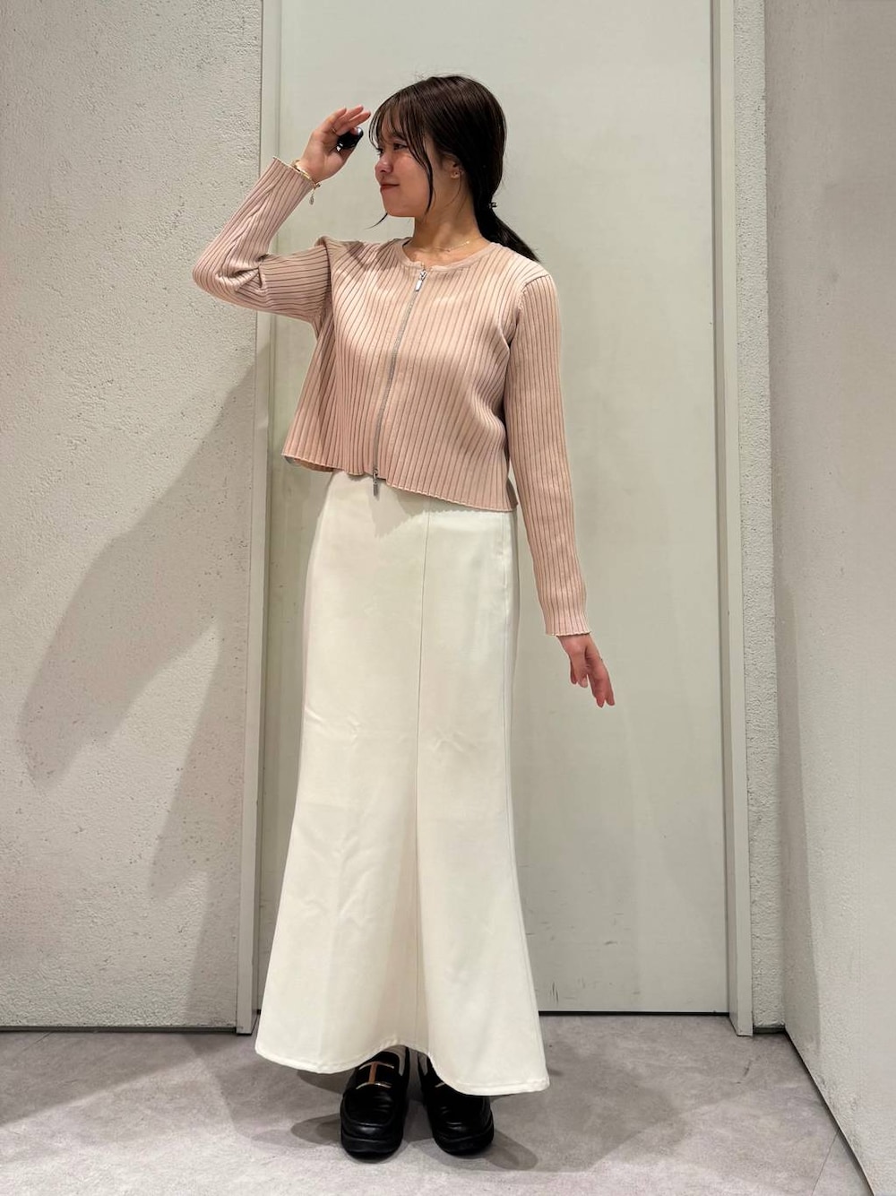 「女子ウケ、着痩せ・細見え、ガーリー、ローリーズスタイル_LOWRYS FARM、着痩せ、LOWRYS FARM、淡色コーデ、新作、きれいめカジュアル」｜「GLOBAL WORKのエアかる厚底ローファー/136031（ローファー、ブラック系）」を使った、ことさん（レディース・155cm）の春コーディネートの1枚目の写真