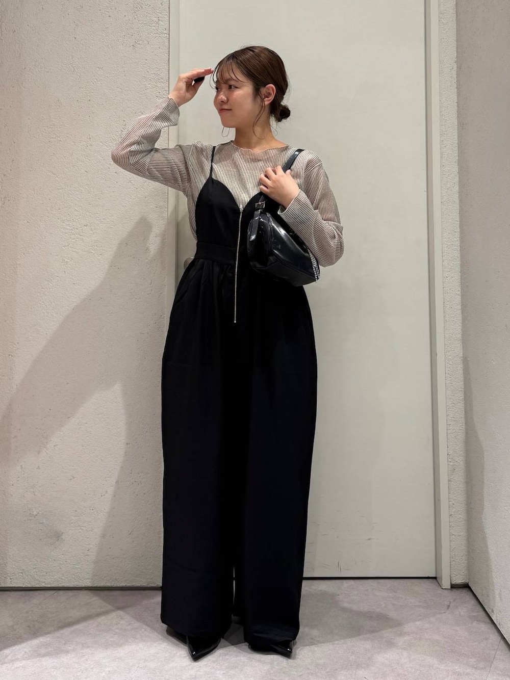 「女子ウケ、着痩せ・細見え、ガーリー、ローリーズスタイル_LOWRYS FARM、着痩せ、LOWRYS FARM、淡色コーデ、新作、きれいめカジュアル」｜「LOWRYS FARMのチャームツキミニトートＢＡＧ 284096（トートバッグ、ブラック系）」を使った、ことさん（レディース・155cm）の春コーディネートの1枚目の写真
