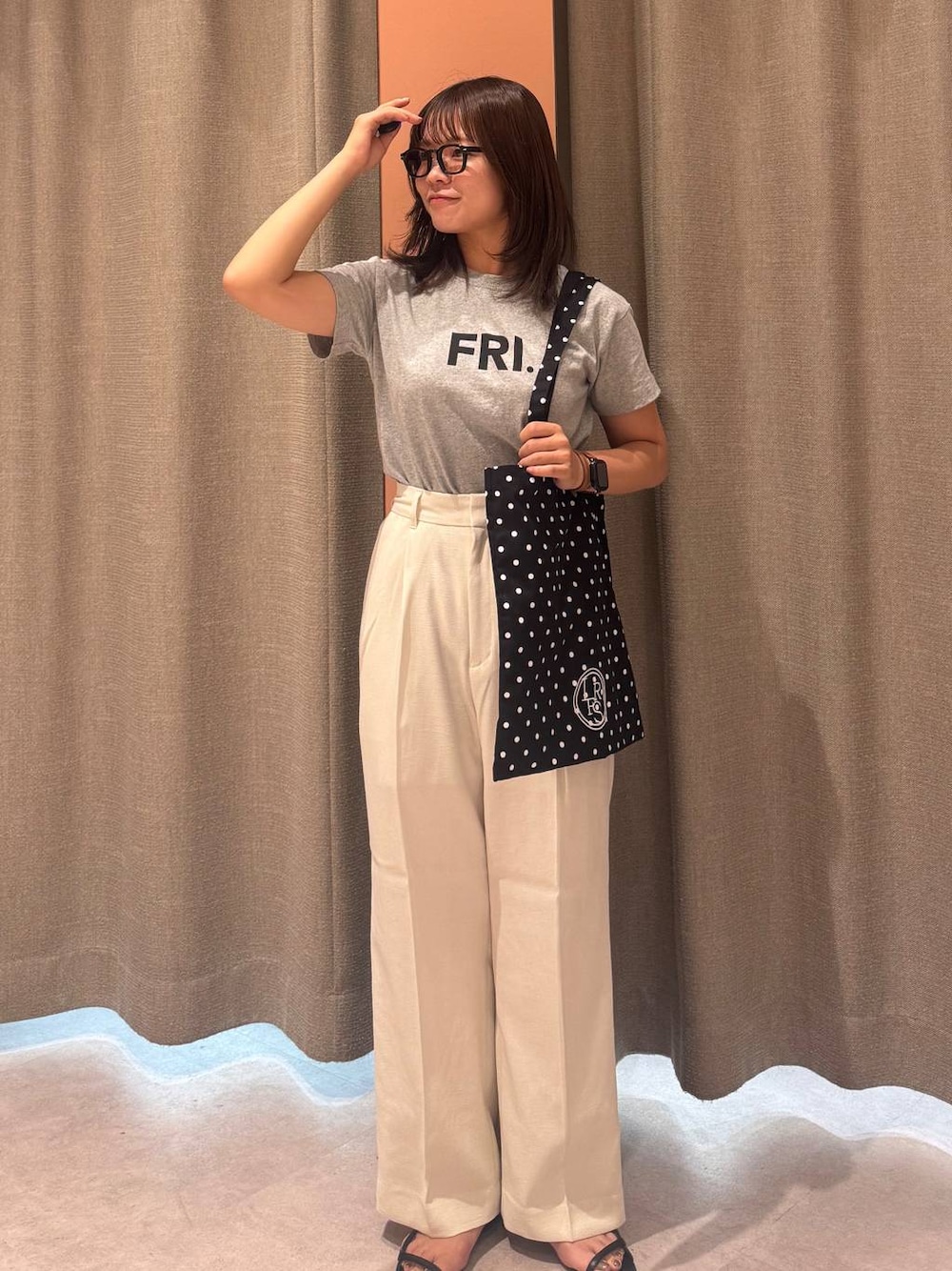 「女子ウケ、着痩せ・細見え、ガーリー、ローリーズスタイル_LOWRYS FARM、着痩せ、LOWRYS FARM、淡色コーデ、新作、きれいめカジュアル」｜「LOWRYS FARMのホップサックワイドパンツ　242754（スラックス、ホワイト系）」を使った、ことさん（レディース・155cm）の夏コーディネートの1枚目の写真