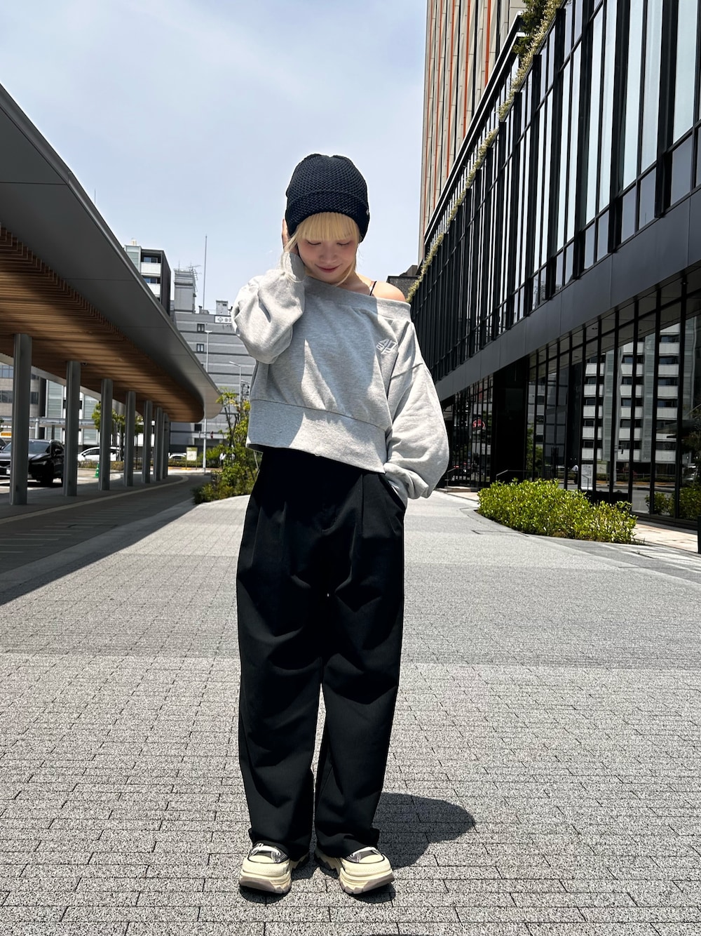 「OVERRIDE、OVERRIDE金沢、サマーニット、ニット帽、カジュアル、スラックス」｜「OVERRIDEのOVERRIDE  OGC MESH BEANIE / オーバーライド（ニットキャップ/ビーニー、ブラック系）」を使った、ひかるさん（レディース・153cm）の夏コーディネートの1枚目の写真