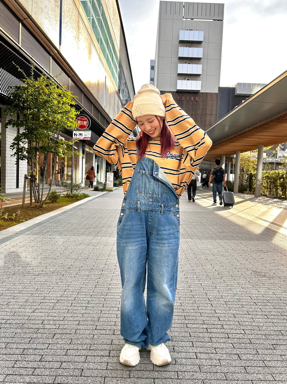 「OVERRIDE 、OVERRIDE金沢、NEW ERA、ニューエラ、ニット帽、オーバーオール、デニム、秋コーデ、ニット帽コーデ」｜「NEW ERAの【OVERRIDE別注】NEW ERA  KNIT CLASSIC / ニューエラ（ニットキャップ/ビーニー、ホワイト系）」を使った、ひかるさん（レディース・153cm）の秋コーディネートの1枚目の写真