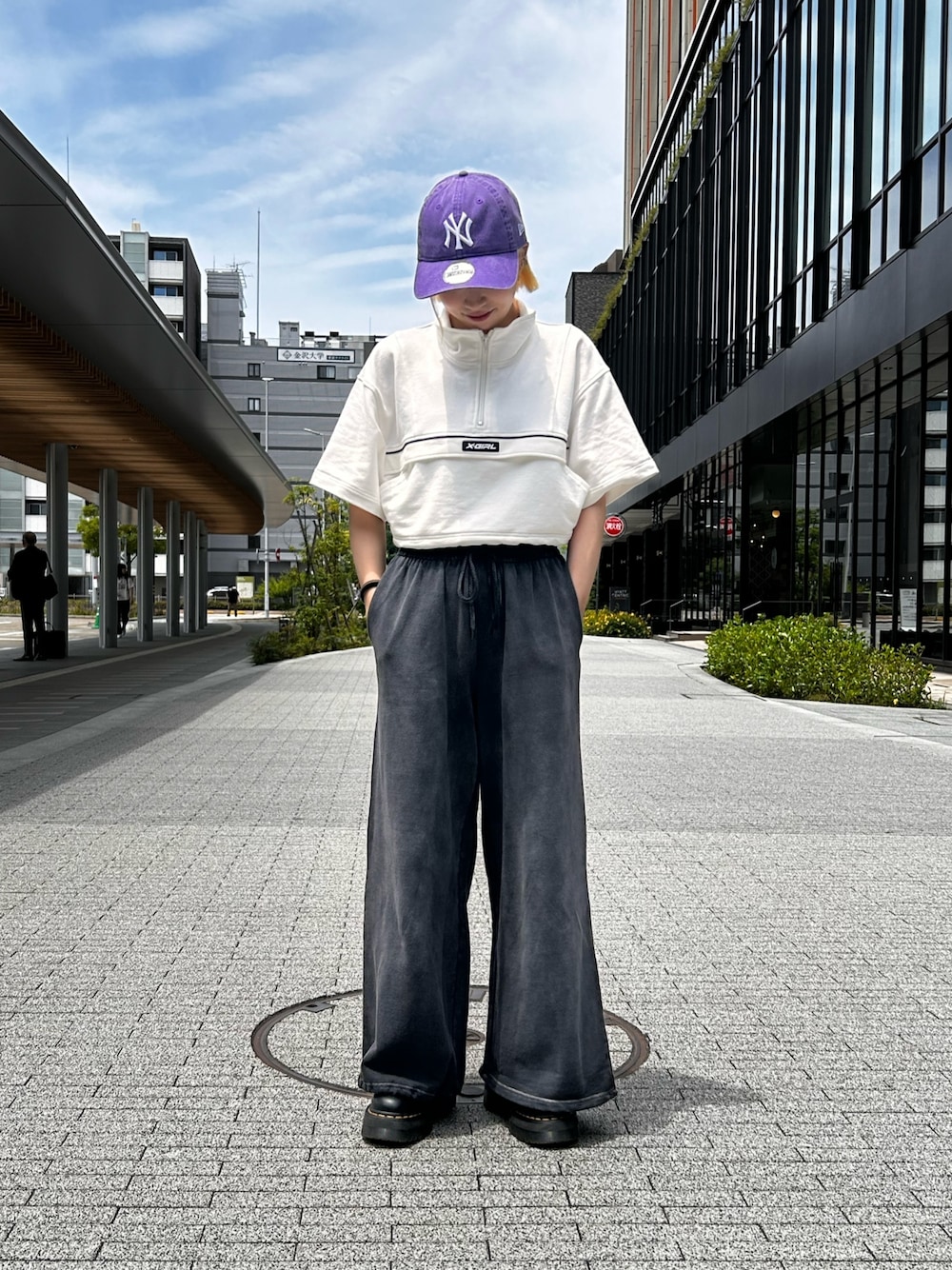 「OVERRIDE、OVERRIDE金沢、NEW ERA、キャップ、キャップコーデ、スウェット、スウェットパンツ」｜「NEW ERAの【NEW ERA】9TWENTY MLB BASEBALL CAP /【ニューエラ】920 ナイントゥエンティ メジャーリーグ ベースボール キャップ（キャップ、パープル系）」を使った、ひかるさん（レディース・153cm）の夏コーディネートの1枚目の写真