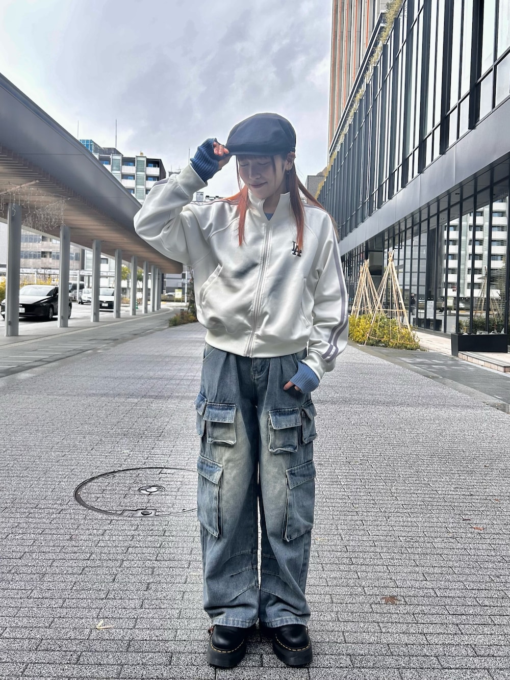 「OVERRIDE、OVERRIDE金沢、arth、ハンチング、レザー、トラックジャケット、MLB、デニム、デニムコーデ」｜「arthのarth LEATHER COMBI HUNTING / アース（ハンチング/ベレー帽、ブラック系）」を使った、ひかるさん（レディース・153cm）の冬コーディネートの1枚目の写真