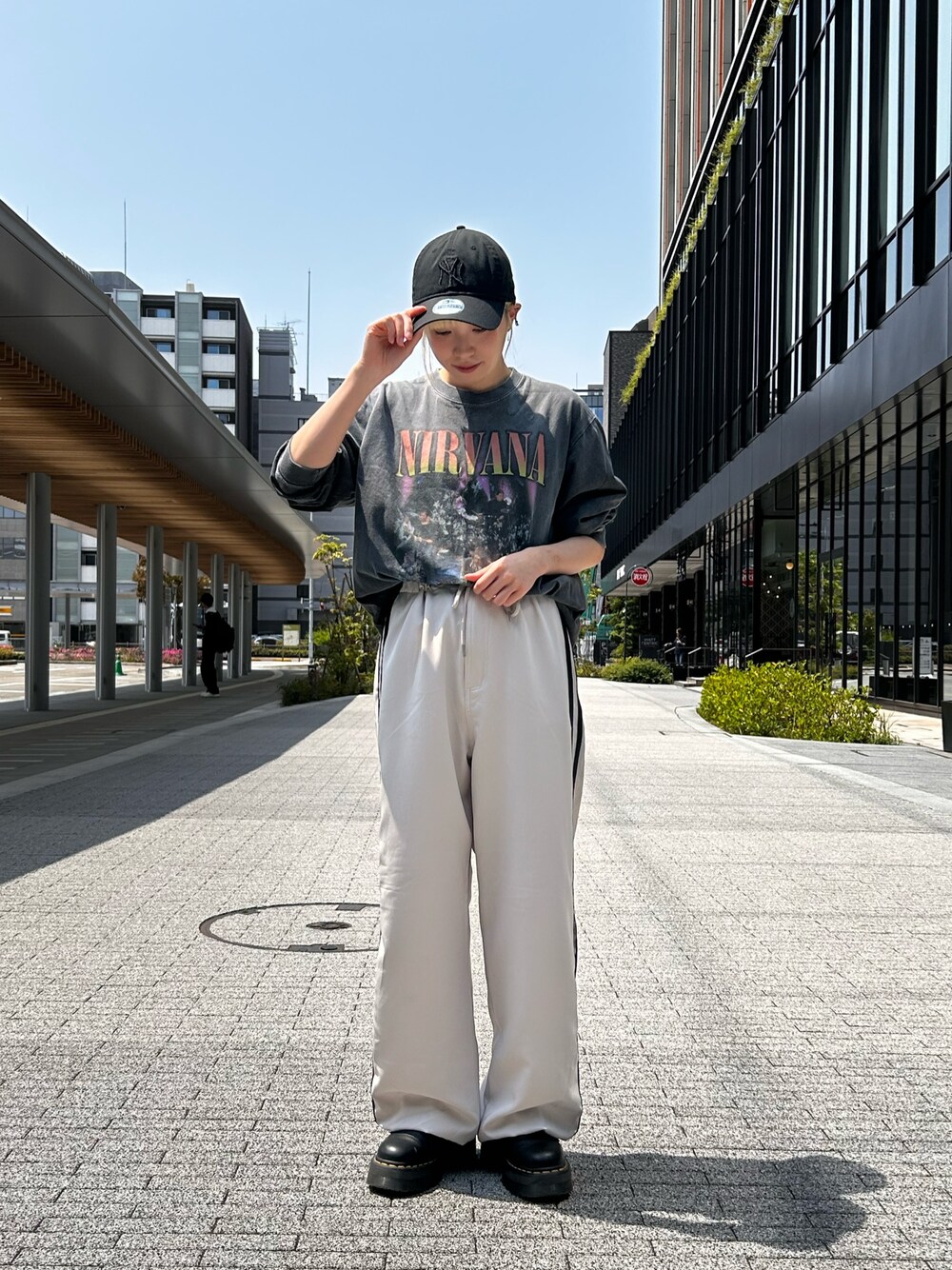 「OVERRIDE、OVERRIDE金沢、NEW ERA、キャップ、キャップコーデ、ワイドパンツ、ロンT」｜「NEW ERAの【NEW ERA】9TWENTY MLB BASEBALL CAP /【ニューエラ】920 ナイントゥエンティ メジャーリーグ ベースボール キャップ（キャップ、ブラック系）」を使った、ひかるさん（レディース・153cm）の夏コーディネートの1枚目の写真