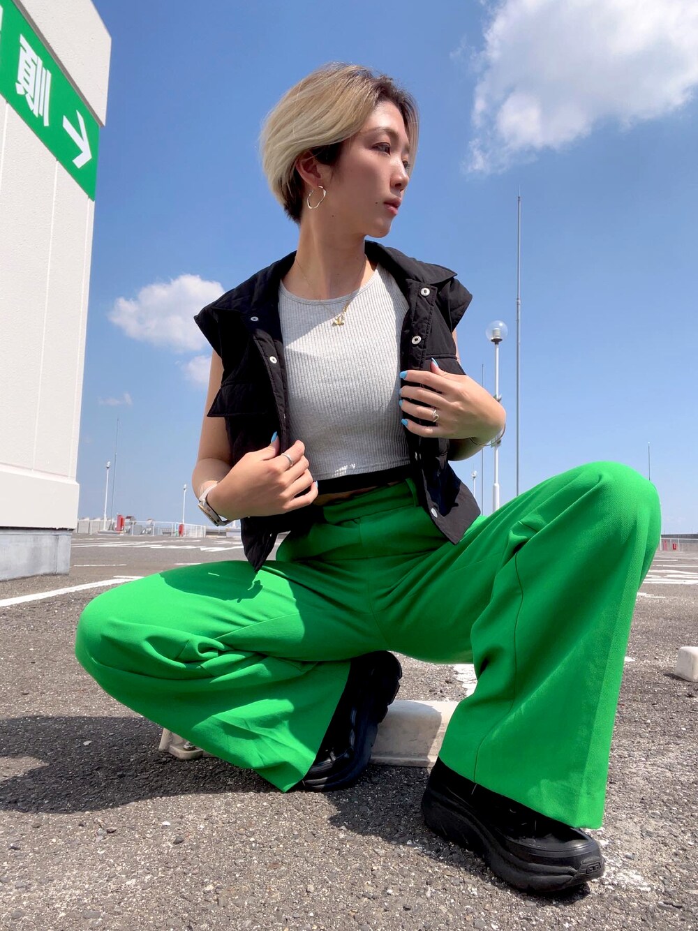 「お出かけコーデ、休日スタイル、おしゃれさんと繋がりたい、シンプル、大人カジュアル、カラーコーデ、グリーン、グリーンパンツ、ZARA、ベスト」｜「C'LENAのアイテム（タンクトップ、グレー系）」を使った、Manaさん（レディース・165cm）の夏コーディネートの1枚目の写真