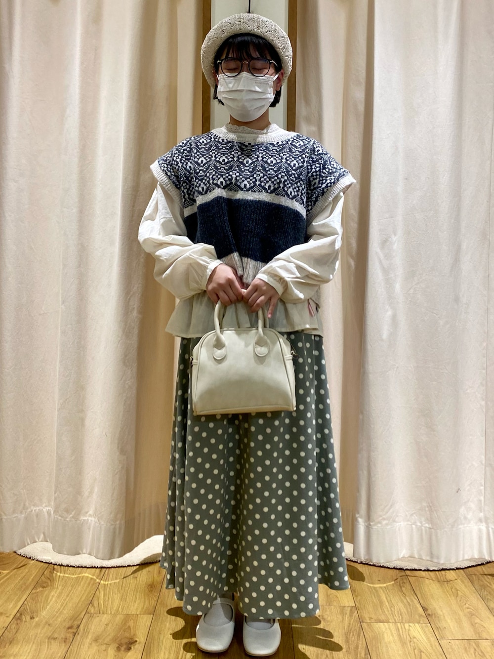 「Samansa Mos2、SM2、サマンサ モスモス(Samansa Mos2)、春コーデ、ベスト、スカート、春服コーデ、休日コーデ、ベレー帽、ガーリーコーデ」｜「Samansa Mos2のジャカード配色前後着ベスト（ベスト、グレー系）」を使った、おすずさん（レディース・151cm）の冬コーディネートの1枚目の写真