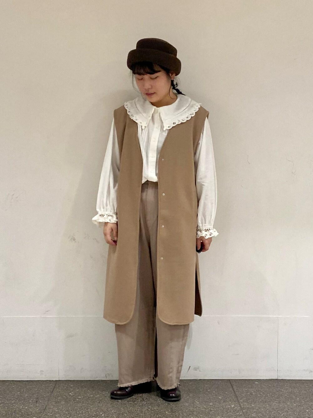 ベージュ系のその他パンツ、ベージュ系のベスト、ホワイト系のシャツ/ブラウスを着用したレディースの冬コーディネートの1枚目の写真