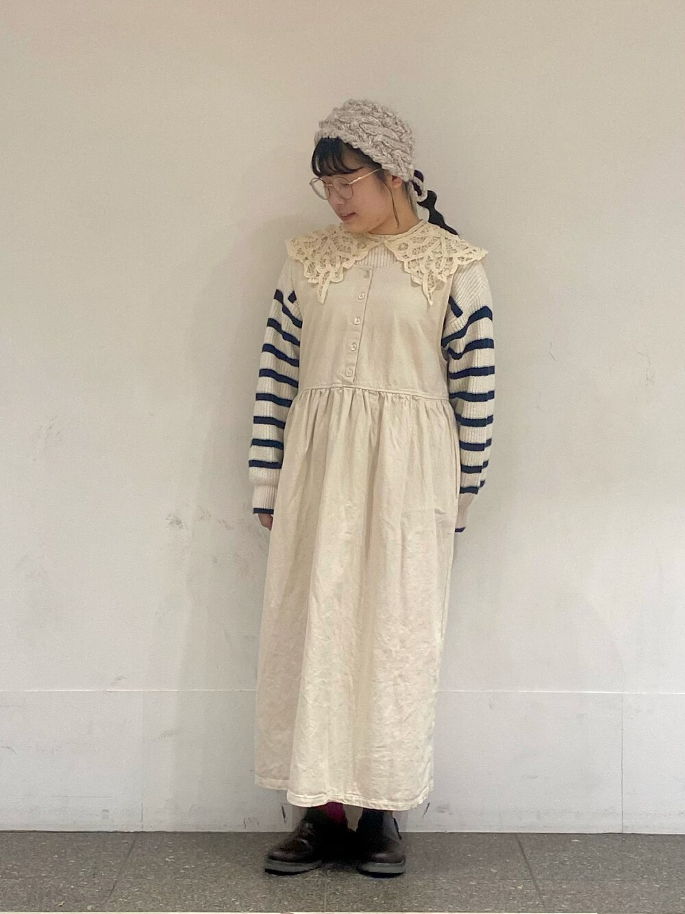 ブラウン系のサンダル、ホワイト系のワンピース、ホワイト系のカーディガン/ボレロを着用したレディースの冬コーディネートの1枚目の写真