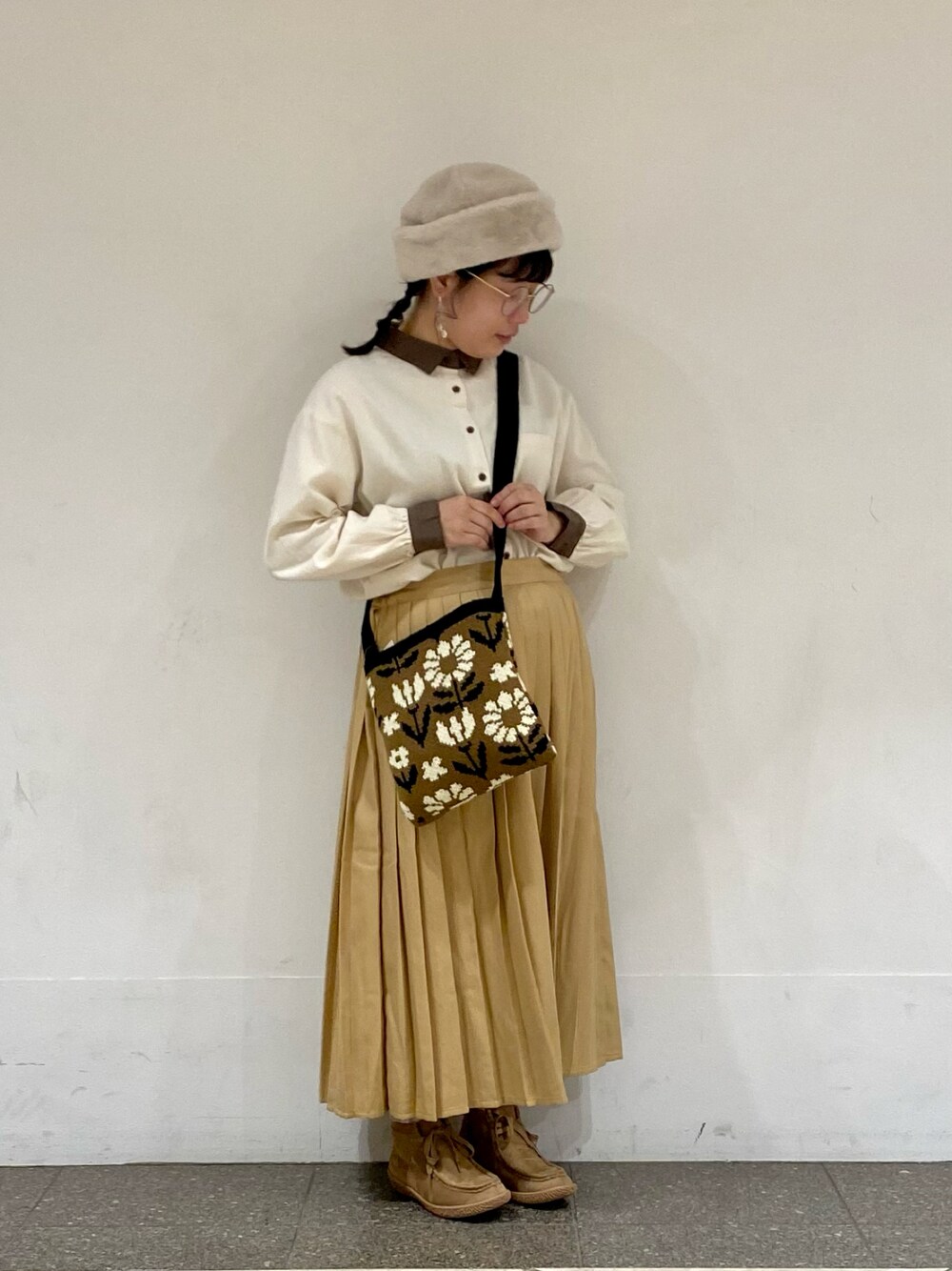 ホワイト系のシャツ/ブラウス、ベージュ系のスカート、ホワイト系のハットを着用したレディースの秋コーディネートの1枚目の写真