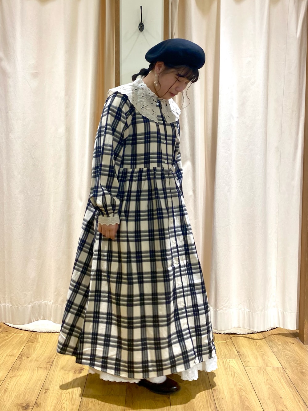 ホワイト系のワンピース、ホワイト系のTシャツ/カットソー、その他のイヤリングを着用したレディースの秋コーディネートの1枚目の写真