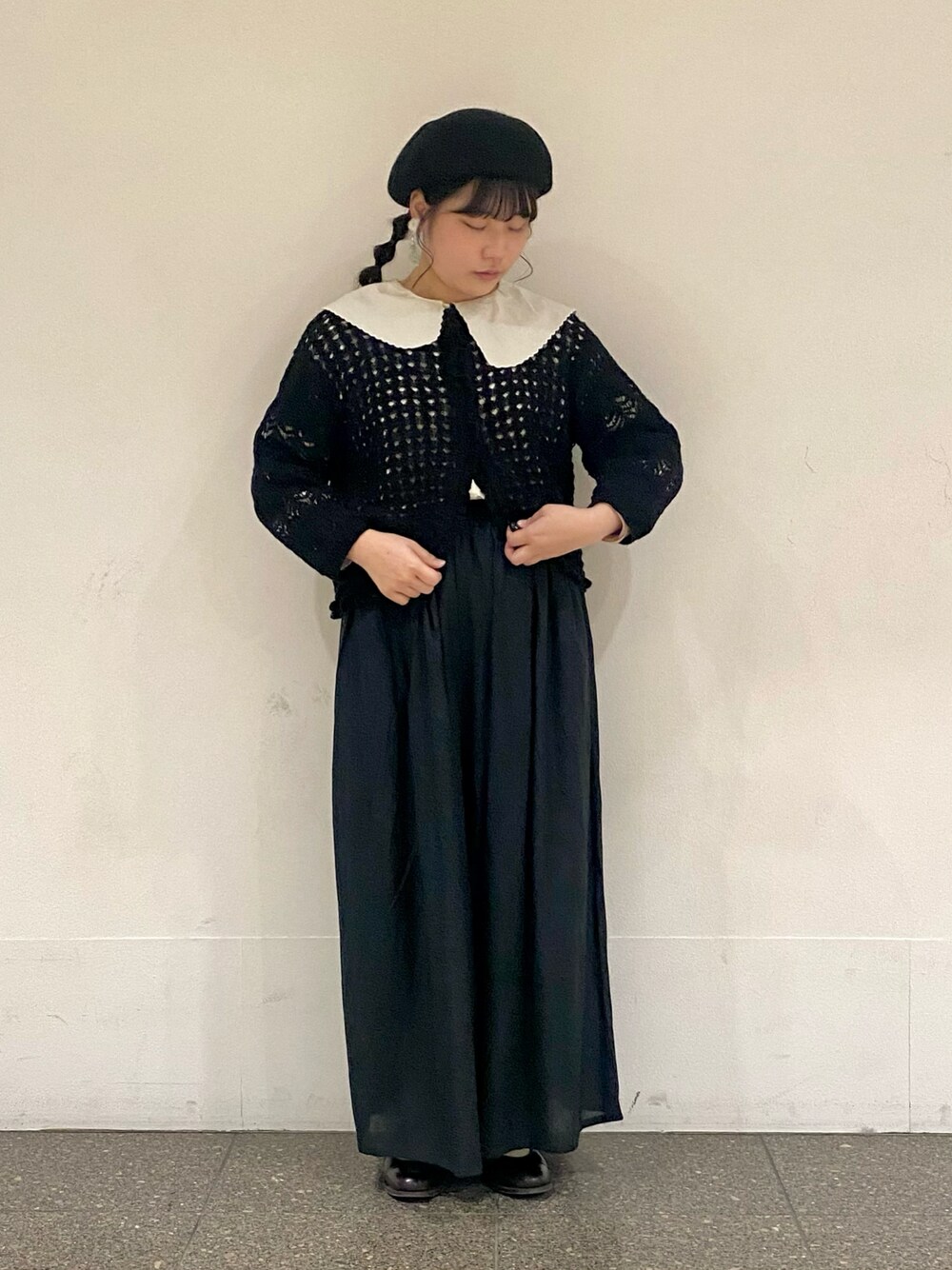 ホワイト系のシャツ/ブラウス、ブラック系のカーディガン/ボレロ、ブラック系のその他パンツを着用したレディースの春コーディネートの1枚目の写真