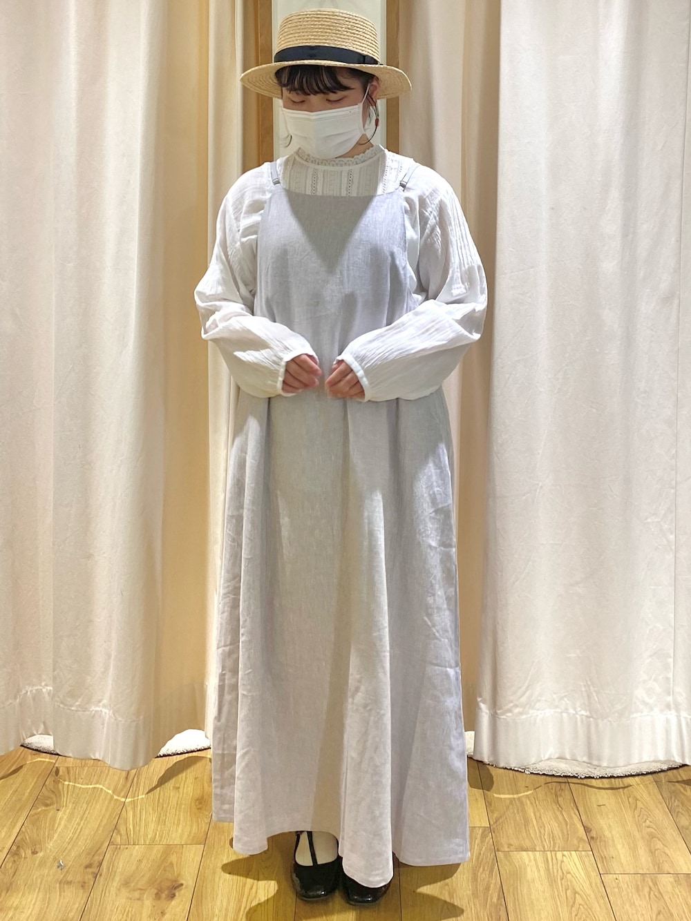 グレー系のワンピース、ホワイト系のシャツ/ブラウス、ブラック系のハットを着用したレディースの春コーディネートの1枚目の写真