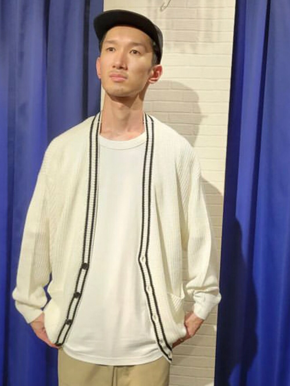 ホワイト系のカーディガン/ボレロを着用したメンズの秋コーディネートの1枚目の写真