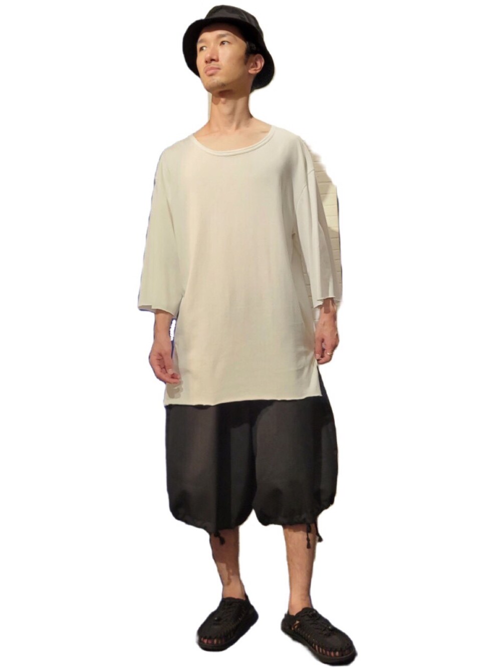 「夏コーデ、lautrecote、GGD、モノトーン、モノトーンコーデ、Tシャツ、白黒、モード、シンプルコーデ、ショーツ、ワイドスリーブ」｜「GGDのアイテム（Tシャツ/カットソー、ホワイト系）」を使った、lautrecote下北沢店さん（メンズ・174cm）の夏コーディネートの1枚目の写真