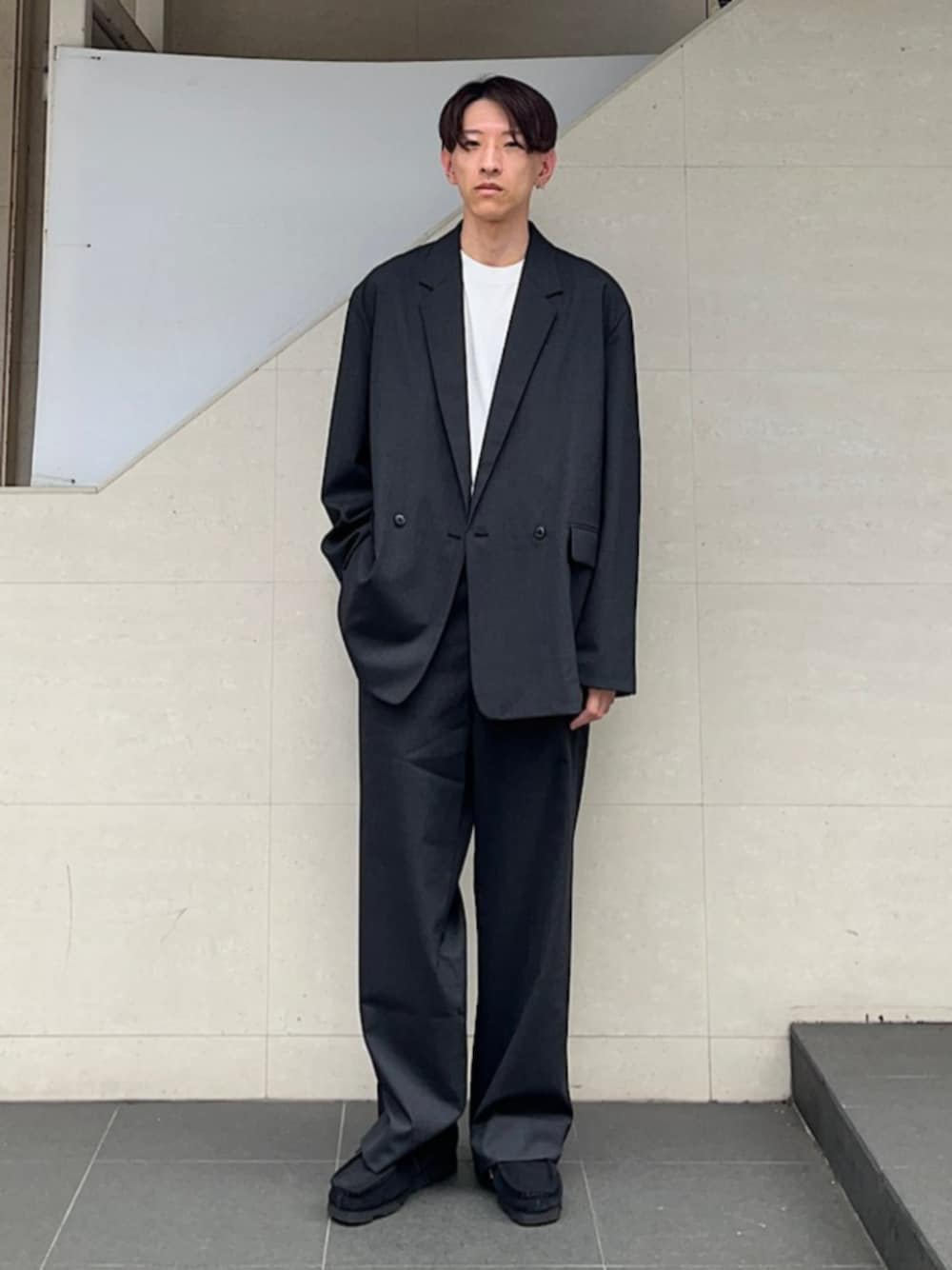 「SHIPS、SHIPS any、シップスエニィ、ジャケット、オーバーサイズ、フレアーパンツ」｜「LOS ANGELES APPARELの【SHIPS any別注】LOS ANGELES APPAREL: 8.5oz ガーメントダイ Tシャツ◇（Tシャツ/カットソー、ホワイト系）」を使った、徳山さん（メンズ・177cm）の秋コーディネートの1枚目の写真