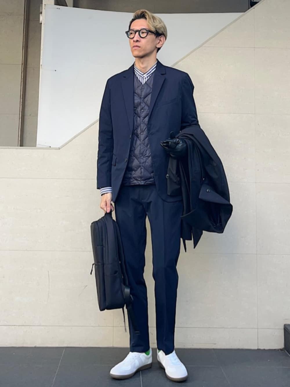 「SHIPS、SHIPS Colors、インナーダウン、バンドカラーシャツ、セットアップ、バックパック、グローブ」｜「SHIPS anyのGERMAN GEIST: ジャーマントレーナー 24SS◇（スニーカー、ホワイト系）」を使った、徳山さん（メンズ・177cm）の秋コーディネートの1枚目の写真