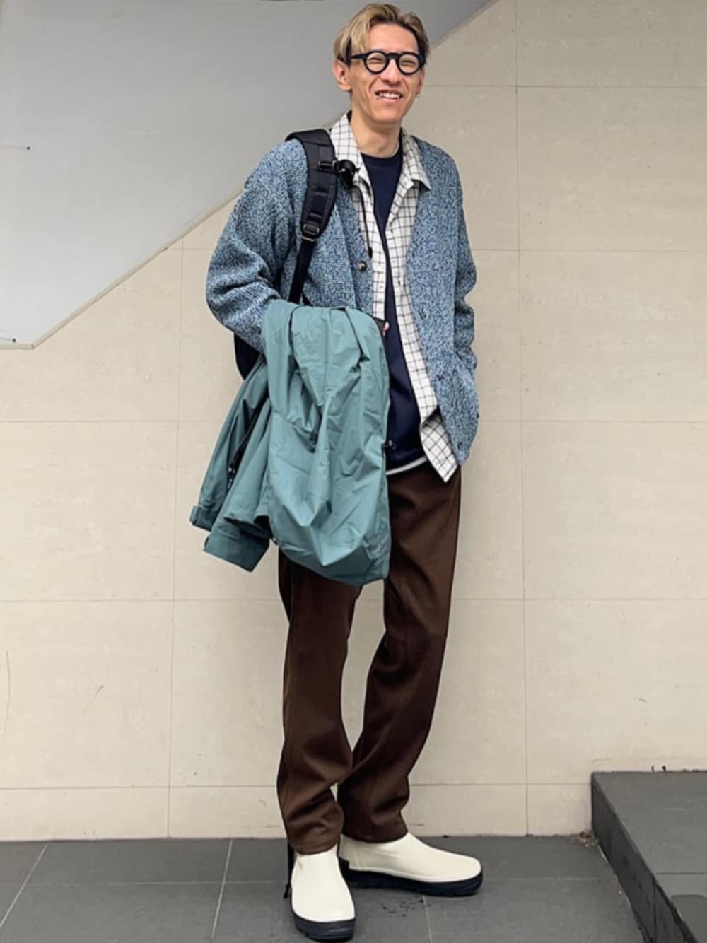 「SHIPS、SHIPS any、シップスエニィ、シャツスタイル、シャツジャケット、マウンテンパーカー、カーディガン」｜「SHIPS anyのSHIPS any: CORDURA(R) ナイロン ユーティリティー バックパック◇（バックパック/リュック、ブラック系）」を使った、徳山さん（メンズ・177cm）の秋コーディネートの1枚目の写真