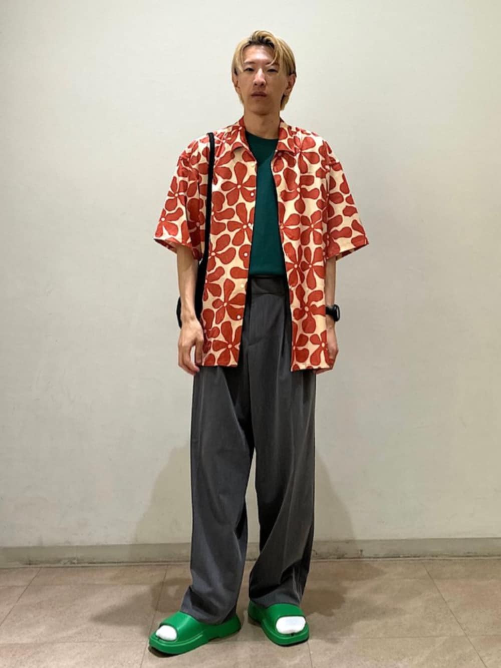 「SHIPS、SHIPS any、シップスエニィ、柄シャツ、サンダル、ショルダーバッグ」｜「SHIPS anyのSHIPS any: 〈洗濯機可能〉2タック ワイド エフェクト パンツ (スラックス)◇（スラックス、グレー系）」を使った、徳山さん（メンズ・177cm）の夏コーディネートの1枚目の写真