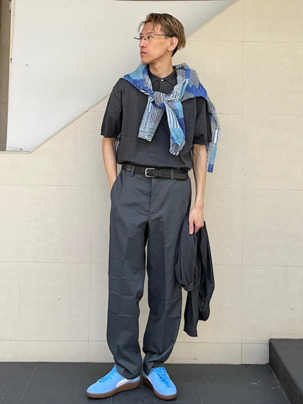 「SHIPS、SHIPS any、ニットポロ、スニーカー、PUMA、カーディガン、ベルト、リネンパンツ」｜「SHIPS anyのSHIPS any:〈接触冷感〉ハイゲージ リネンミックス サマー ニット ポロシャツ 25SS◇（ポロシャツ、グレー系）」を使った、徳山さん（メンズ・177cm）の春コーディネートの1枚目の写真