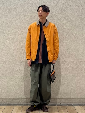 「シップス」｜「アイテム（カーゴパンツ）」を使った、徳山さん（メンズ・177cm）の秋コーディネート