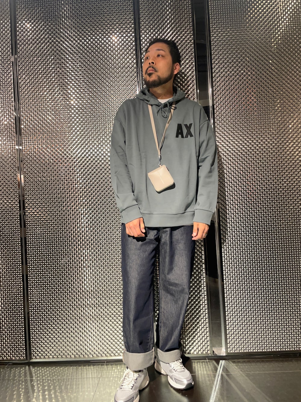 「ファッションを楽しもう、ゆるコーデ、デニムパンツ、カジュアルコーデ、厚底シューズ、スニーカー、ストリート、フーディー、パーカー、アルマーニエクスチェンジ、armaniexchange、AXchanger、AXchange、30代コーデ、今日のコーデ」｜「ARMANI EXCHANGEの【A|X アルマーニ エクスチェンジ】AXロゴ　レースアップスニーカー（スニーカー、シルバー系）」を使った、Ponzさん（メンズ・179cm）の秋コーディネートの1枚目の写真