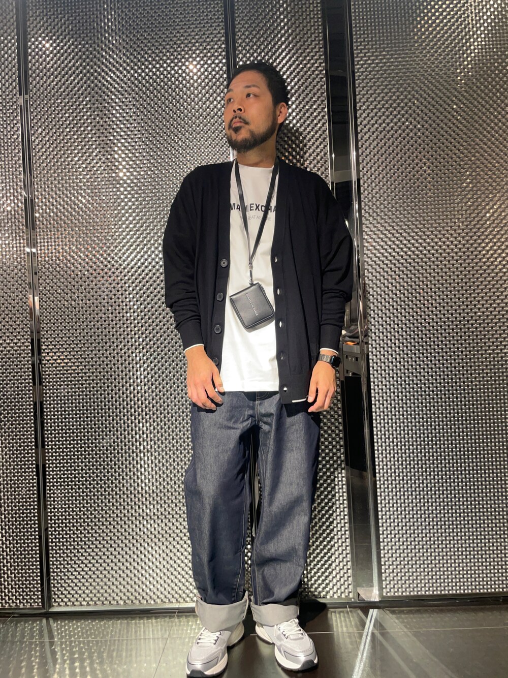 「ファッションを楽しもう、秋冬コーデ、シンプル、オーバーサイズ、ビッグシルエット、ワイドパンツ、デニム、シルバー、アルマーニエクスチェンジ、armaniexchange、AXchanger、AXchange、30代コーデ、今日のコーデ、大人カジュアル」｜「ARMANI EXCHANGEの【A|X アルマーニ エクスチェンジ】リンスウォッシュ　デニムパンツ_J72 BAGGY（デニムパンツ、ブルー系）」を使った、Ponzさん（メンズ・179cm）の秋コーディネートの1枚目の写真
