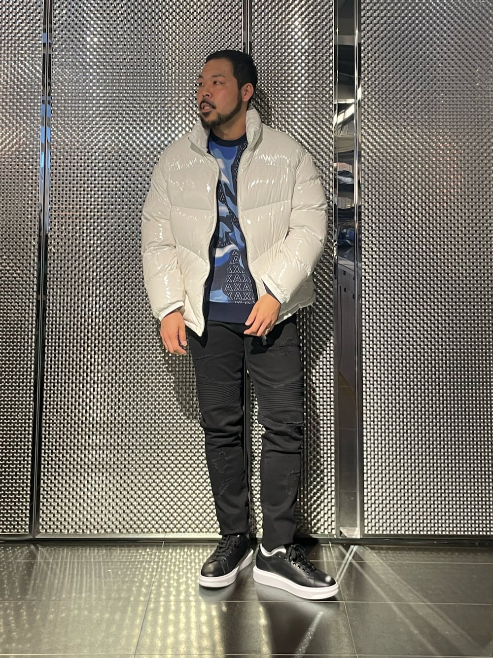 「ダウンジャケット、ホワイトコーデ、armaniexchange、着回しコーデ、メンズファッション、アルマーニエクスチェンジ、30代コーデ、axchange、ファッションを楽しもう、AXchanger」｜「ARMANI EXCHANGEの【A|X アルマーニ エクスチェンジ】リアルダウンジャケット（ダウンジャケット/コート、ブラック系）」を使った、Ponzさん（メンズ・179cm）の冬コーディネートの1枚目の写真