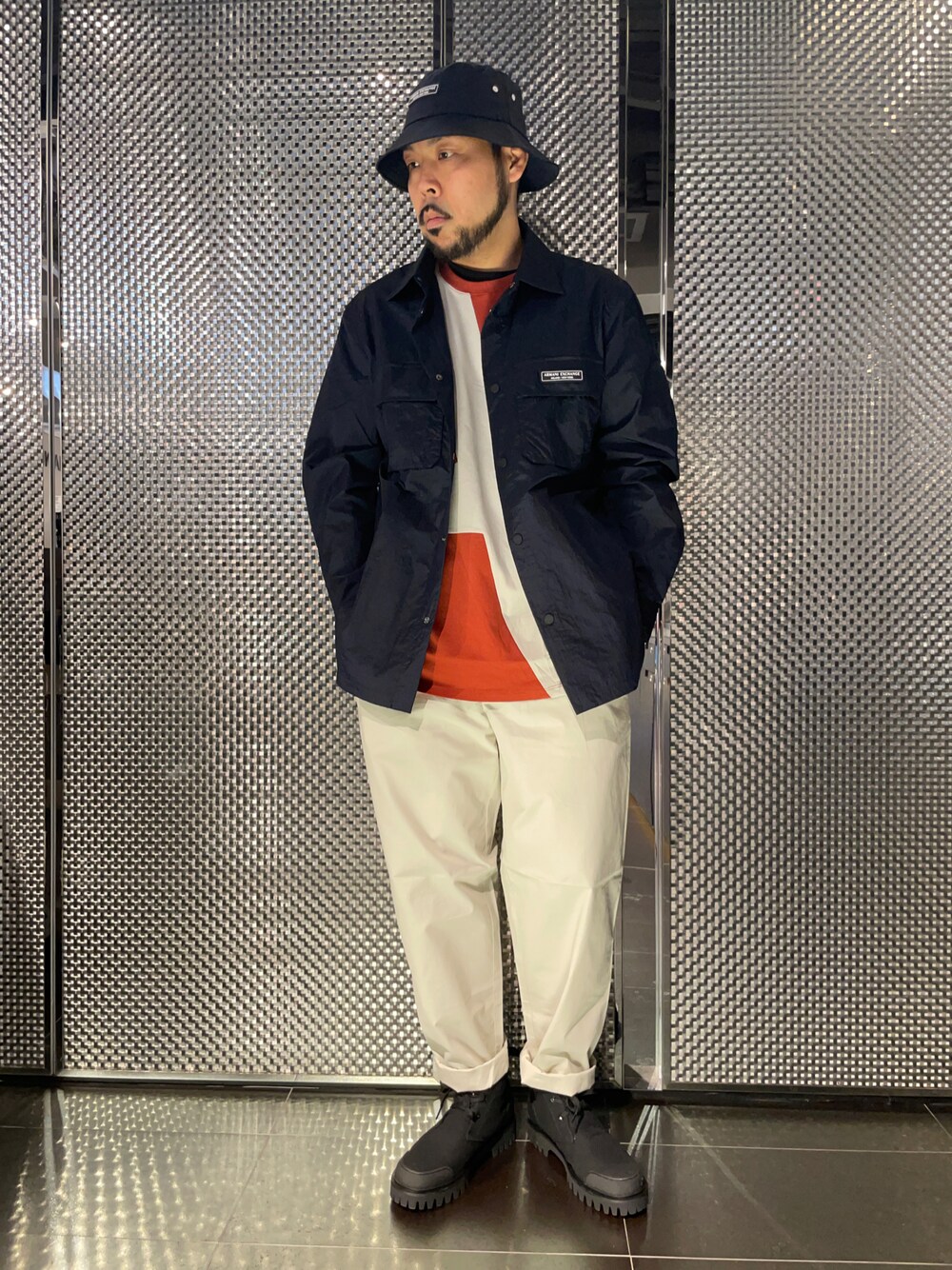 「カジュアル、シャツスタイル、休日スタイル、おしゃれさんと繋がりたい、フェススタイル、ビックシルエット、ビッグシャツ、30代、アルマーニエクスチェンジ、armaniexchange、AXchanger、AXchange、ラフコーデ、バケットハット」｜「ARMANI EXCHANGEの【A|X アルマーニ エクスチェンジ】ロゴ　バケットハット（ハット、ブルー系）」を使った、Ponzさん（メンズ・179cm）の夏コーディネートの1枚目の写真