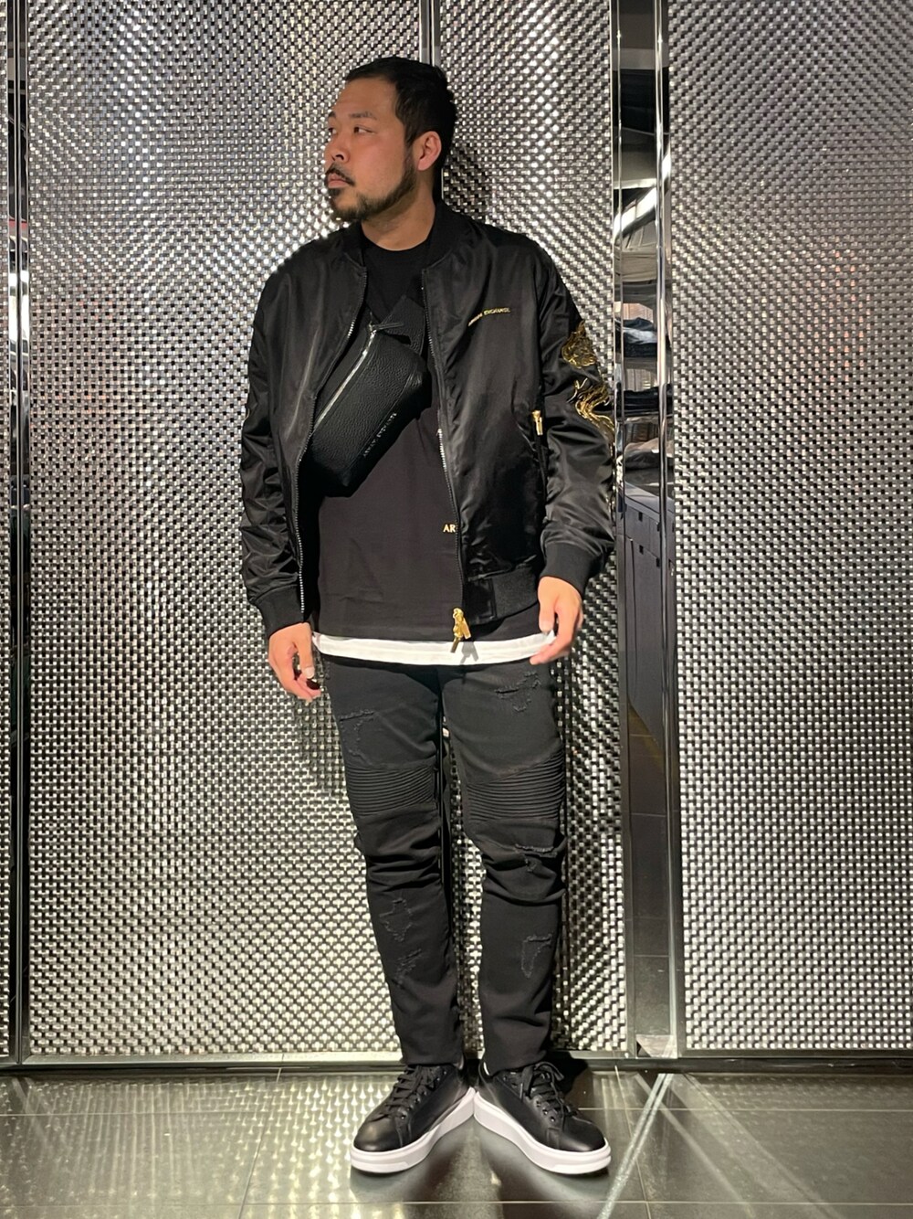 「メンズファッション、カジュアルコーデ、スキニー、デニム、ブラック、アルマーニエクスチェンジ、armaniexchange、AXchanger、AXchange、30代コーデ、ブラックコーデ、スニーカー、春コーデ、デートコーデ、チョコ色に染まれ」｜「ARMANI EXCHANGEの【A|X アルマーニ エクスチェンジ】バイカー　ダメージデニムパンツ_J27 SKINNY（デニムパンツ、ブラック系）」を使った、Ponzさん（メンズ・179cm）の冬コーディネートの1枚目の写真