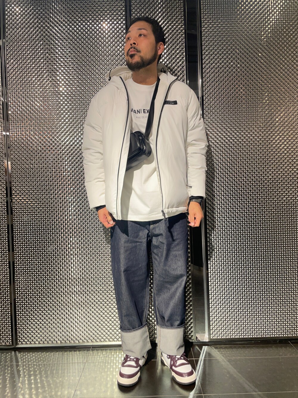 「カジュアルコーデ、シンプルスタイル、おしゃれさんと繋がりたい、ファッションの力を信じよう、クリスマスに着たい服、マイベストコーデ2023、ホワイトコーデ、アルマーニエクスチェンジ、armaniexchange、ストリート、30代コーデ、AXchanger、AXchange、ストリートMIX、オーバーサイズ」｜「ARMANI EXCHANGEの【A|X アルマーニ エクスチェンジ】AXロゴ　レースアップスニーカー（スニーカー、シルバー系）」を使った、Ponzさん（メンズ・179cm）の冬コーディネートの1枚目の写真