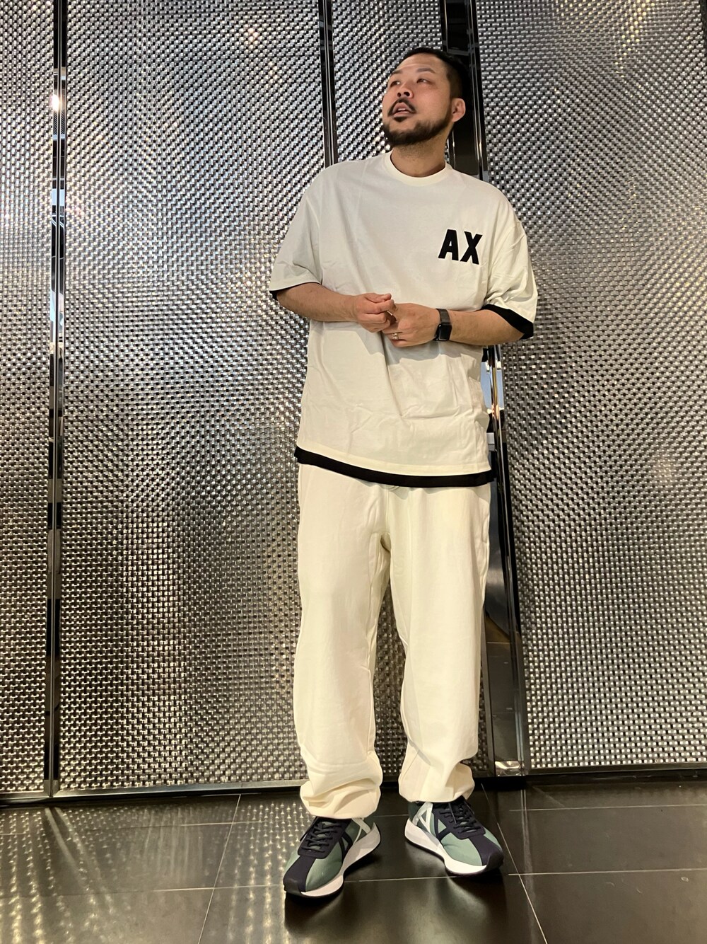 「ほめられ本命コーデ、スニーカー、セットアップ、韓国ファッション、カジュアルコーデ、ビッグシルエット、オーバーサイズ、着回しコーデ、レイヤードスタイル、大人カジュアル、アルマーニエクスチェンジ、armaniexchange、AXchanger、AXchange、30代コーデ」｜「ARMANI EXCHANGEの【A|X アルマーニ エクスチェンジ】AXロゴ 半袖クルーネックTシャツ (UNISEX CAPSULE)（Tシャツ/カットソー、ホワイト系）」を使った、Ponzさん（メンズ・179cm）の冬コーディネートの1枚目の写真
