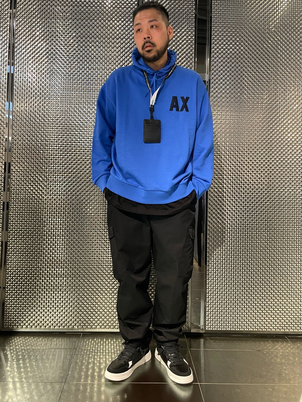 「パーカー、オーバーサイズ、休日コーデ、シンプルコーデ、armaniexchange、着回しコーデ、オトナカジュアル、アルマーニエクスチェンジ、axchange、AXchanger」｜「ARMANI EXCHANGEの【A|X アルマーニ エクスチェンジ】AXロゴ　レースアップスニーカー（スニーカー、ブラック系）」を使った、Ponzさん（メンズ・179cm）の冬コーディネートの1枚目の写真