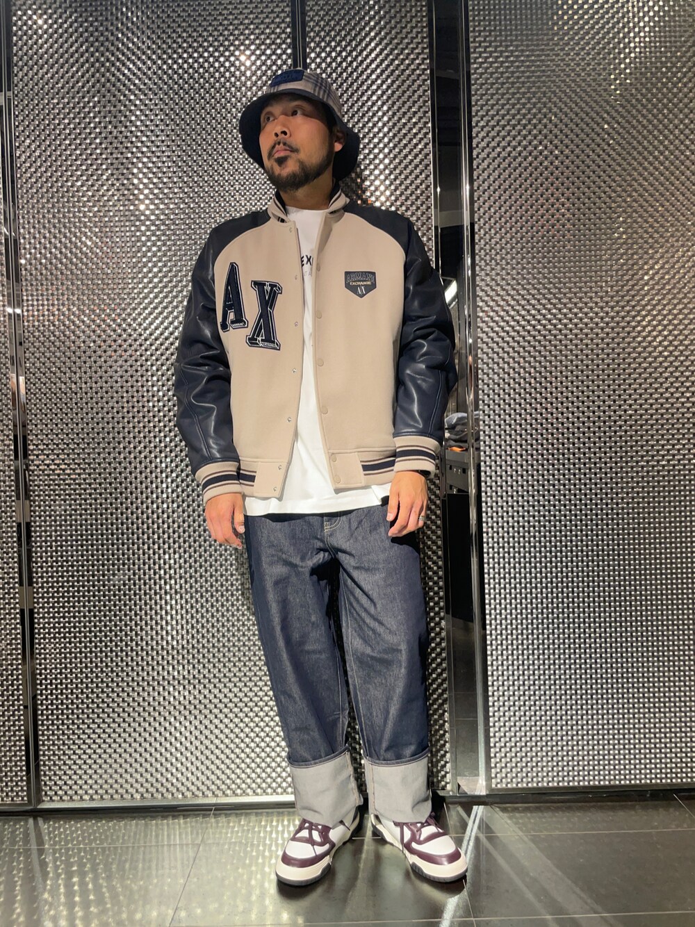 「ファッションを楽しもう、レザー、今日のコーデ、休日スタイル、スタジャン、ワイドパンツ、ストリートコーデ、アルマーニエクスチェンジ、armaniexchange、AXchanger、AXchange、30代コーデ、オーバーサイズ、ビッグシルエット、バケットハット」｜「ARMANI EXCHANGEの【A|X アルマーニ エクスチェンジ】AXロゴ　レースアップスニーカー（スニーカー、レッド系）」を使った、Ponzさん（メンズ・179cm）の秋コーディネートの1枚目の写真