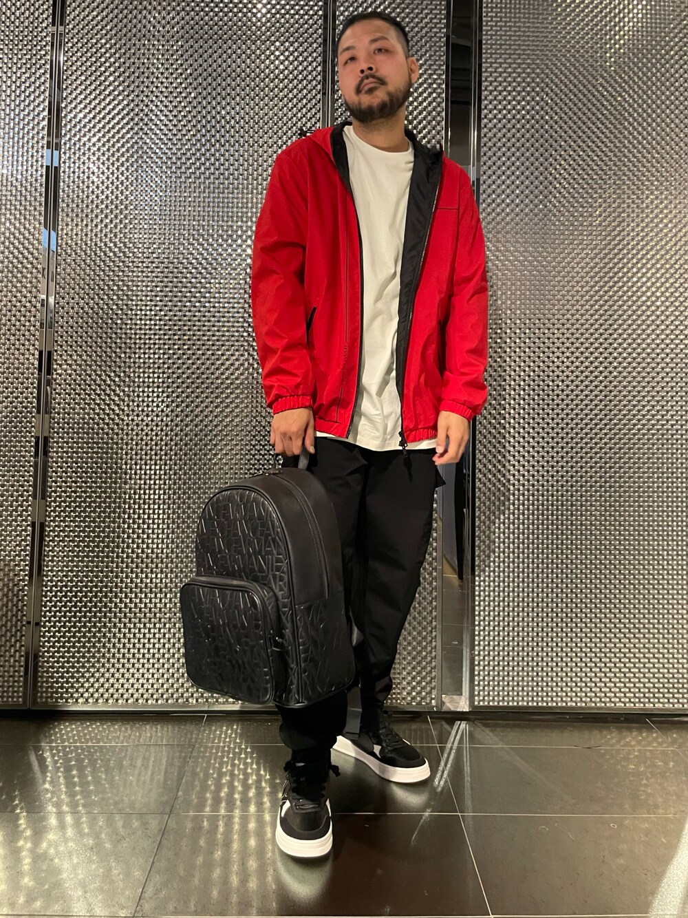 「スニーカー、大人カジュアル、休日コーデ、きれいめカジュアル、armaniexchange、オトナカジュアル、アルマーニエクスチェンジ、AXchanger、ほめられ本命コーデ、ビビッドカラー、30代コーデ、黒×赤、シンプルコーデ、着回しコーデ」｜「ARMANI EXCHANGEの【A|X アルマーニ エクスチェンジ】オールオーバーロゴ　バックパック（バックパック/リュック、ブラック系）」を使った、Ponzさん（メンズ・179cm）の冬コーディネートの1枚目の写真
