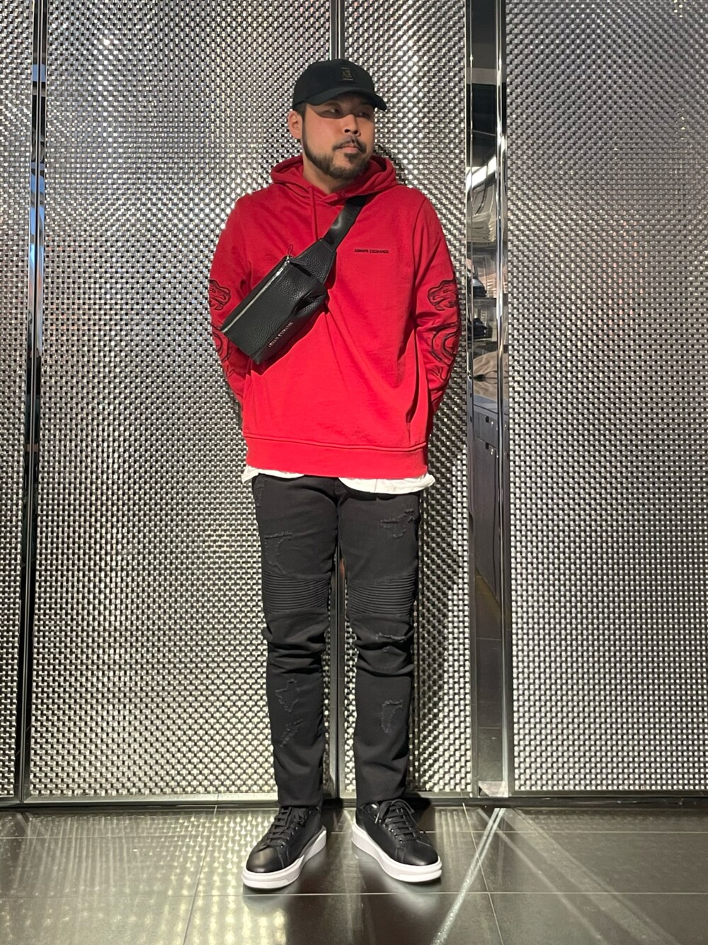 「カジュアルコーデ、休日スタイル、ファッションを楽しもう、メンズファッション、ブラックコーデ、アルマーニエクスチェンジ、armaniexchange、AXchanger、AXchange、パーカー、ストリート、30代コーデ、スキニーデニム、バイカースタイル、スニーカー」｜「ARMANI EXCHANGEの【A|X アルマーニ エクスチェンジ】バイカー　ダメージデニムパンツ_J27 SKINNY（デニムパンツ、ブラック系）」を使った、Ponzさん（メンズ・179cm）の冬コーディネートの1枚目の写真