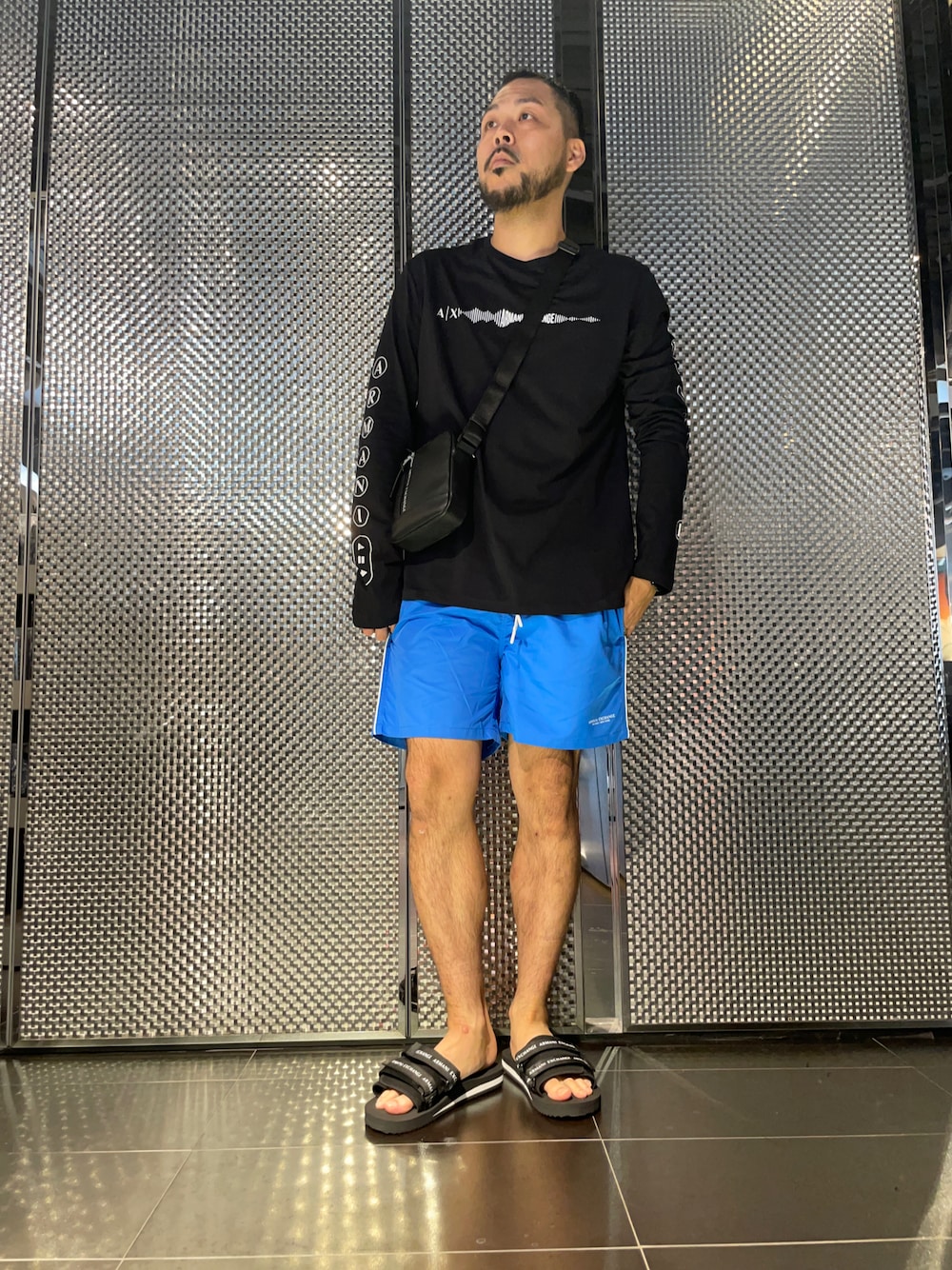 「アツいコーデ全部見せ、夏コーデ、カジュアル、短パン、黒Tシャツ、水陸両用、アルマーニエクスチェンジ、armaniexchange、AXchanger、AXchange、30代、ロンT、ZOZOセール2023夏、サンダル、今日のコーデ」｜「ARMANI EXCHANGEの【A|X アルマーニ エクスチェンジ】ストラップサンダル（サンダル、ブラック系）」を使った、Ponzさん（メンズ・179cm）の夏コーディネートの1枚目の写真