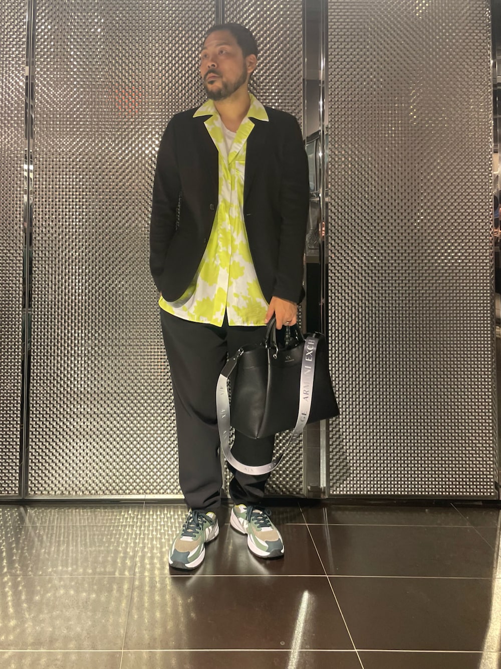 「メンズファッション、今日のコーデ、オープンカラーシャツ、セットアップ、ジャケットスタイル、ブラックコーデ、30代、ルード、アルマーニエクスチェンジ、armaniexchange、AXchanger、AXchange、ZOZOセール2023夏、シャツスタイル」｜「ARMANI EXCHANGEの【A|X アルマーニ エクスチェンジ】ロゴ　レースアップスニーカー（スニーカー、グリーン系）」を使った、Ponzさん（メンズ・179cm）の夏コーディネートの1枚目の写真