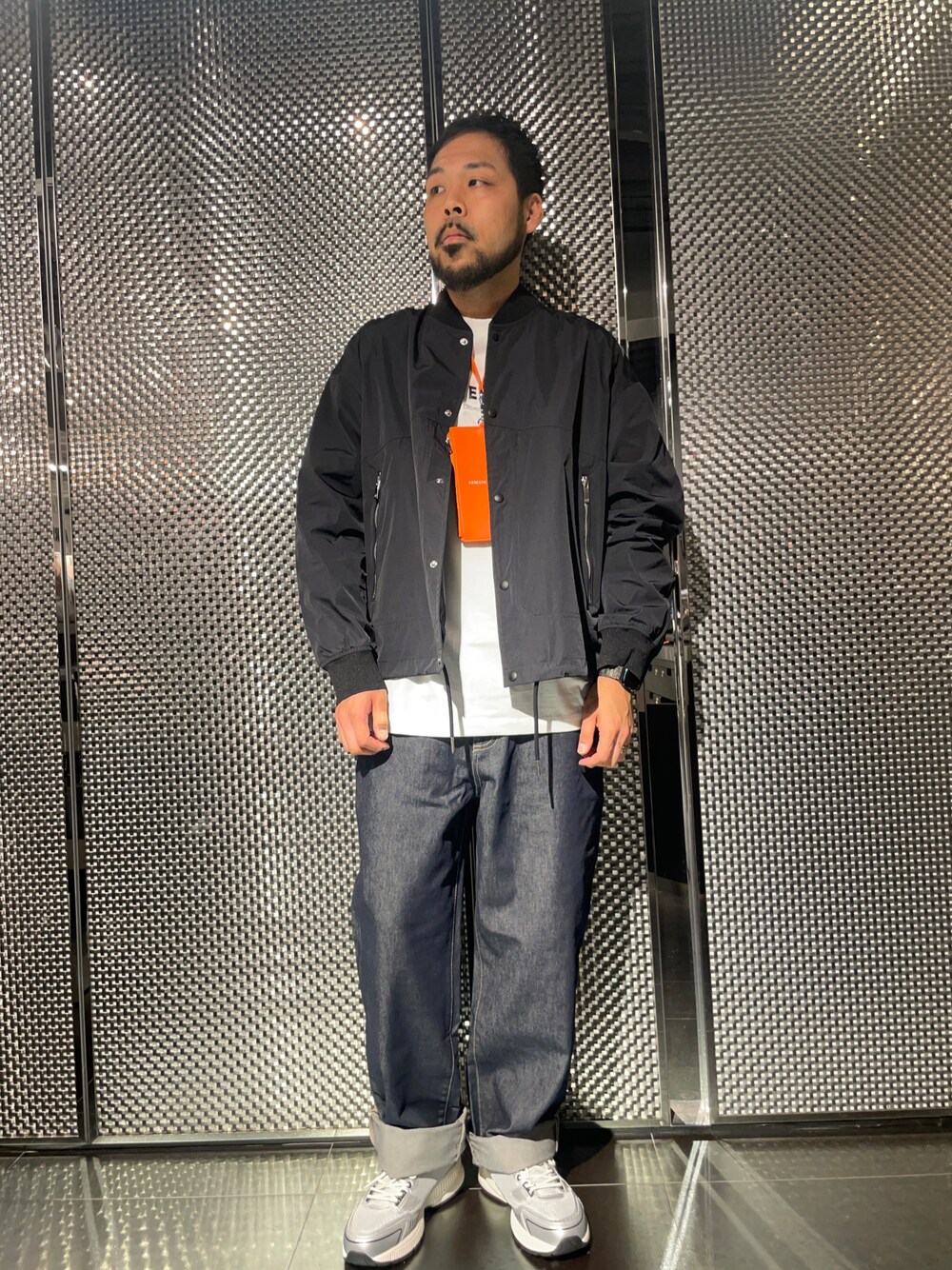 「ファッションを楽しもう、休日スタイル、オトナカジュアル、30代コーデ、プチプラ、カジュアルコーデ、お出かけコーデ、コーチジャケット、アルマーニエクスチェンジ、armaniexchange、AXchanger、AXchange、オーバーサイズ、ビッグシルエット、ストリート」｜「ARMANI EXCHANGEの【A|X アルマーニ エクスチェンジ】AXロゴ　レースアップスニーカー（スニーカー、シルバー系）」を使った、Ponzさん（メンズ・179cm）の秋コーディネートの1枚目の写真